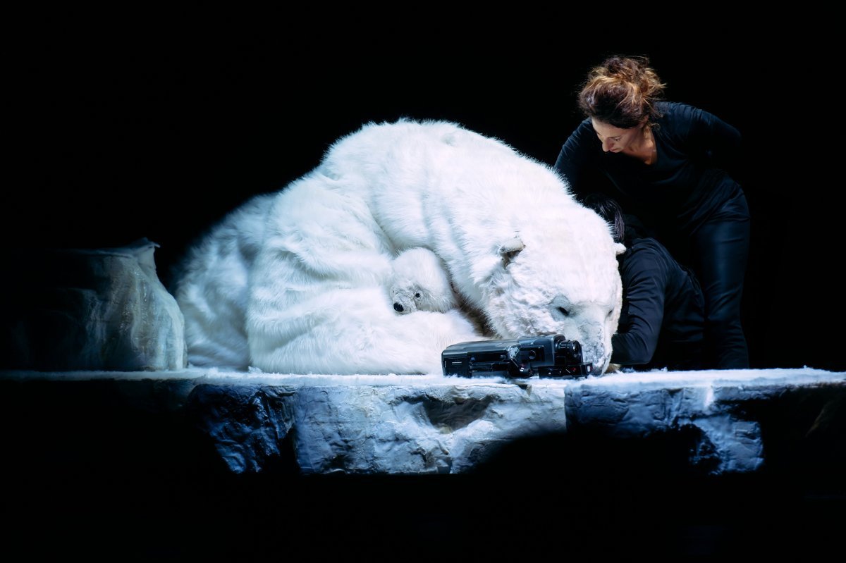 The play 'Demanche' tells the story of reporters' journey to the North Pole to record the end of the Earth through puppetry, physical play, and video.  Provided by Wooran Cultural Foundation