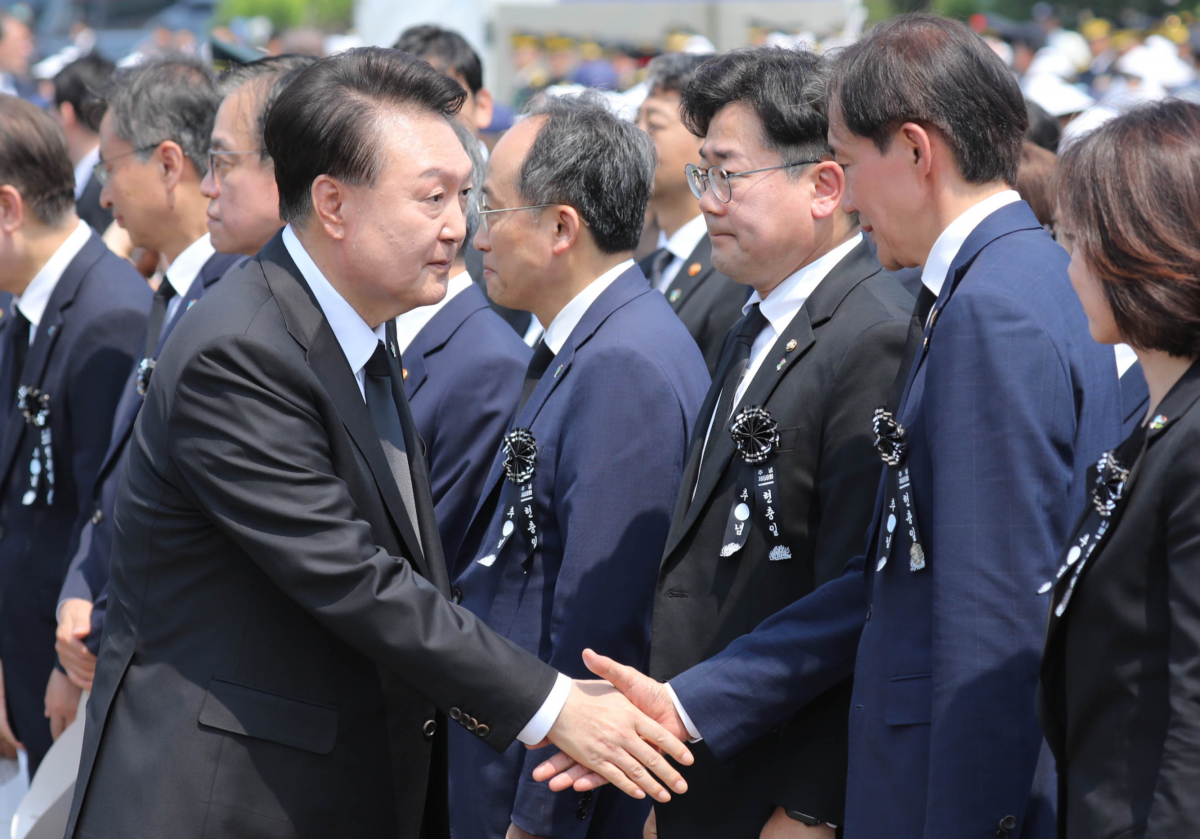 제69회 현충일인 6일 서울 동작구 국립서울현충원에서 열린 추념식을 마친 윤석열 대통령이 조국 조국혁신당 대표와 악수하고 있다. 2024.6.6. 대통령실사진기자단