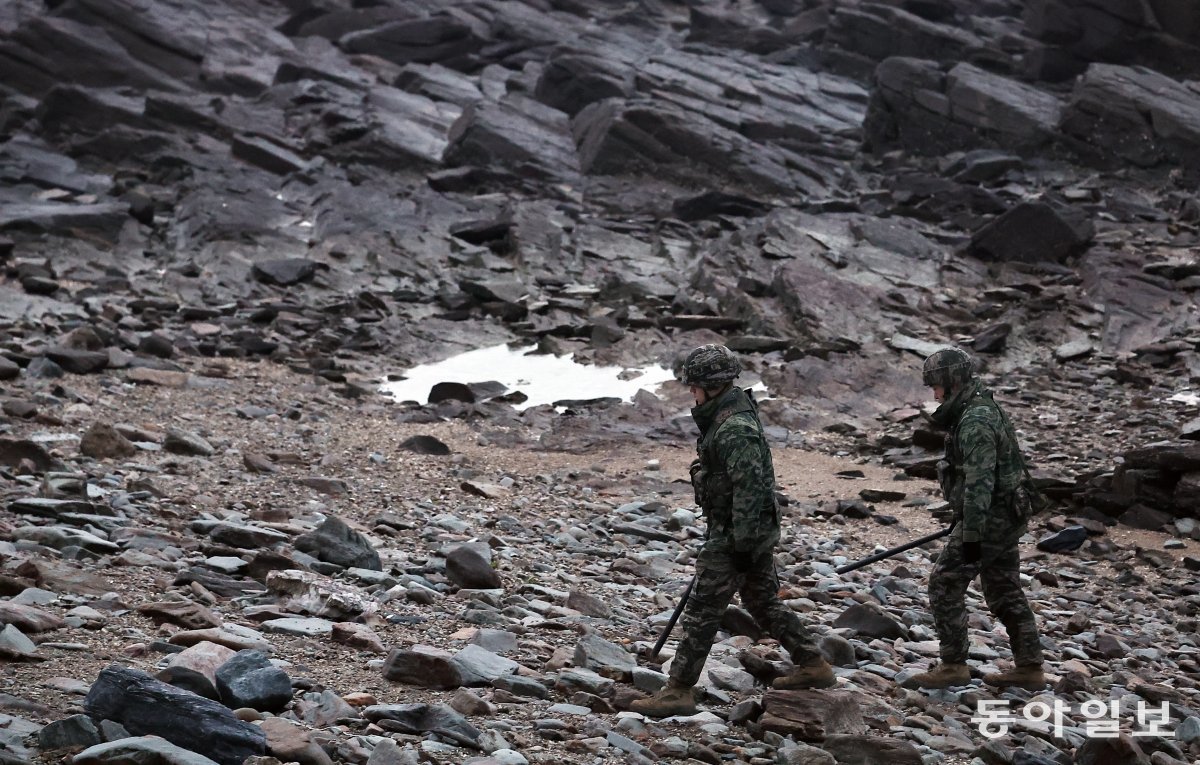 지난 1월 9일 오전 인천 옹진군 대연평도에서 해병대원들이 진압봉을 들고 해안 지역 순찰을 하고 있다. 양회성 기자 yohan@donga.com