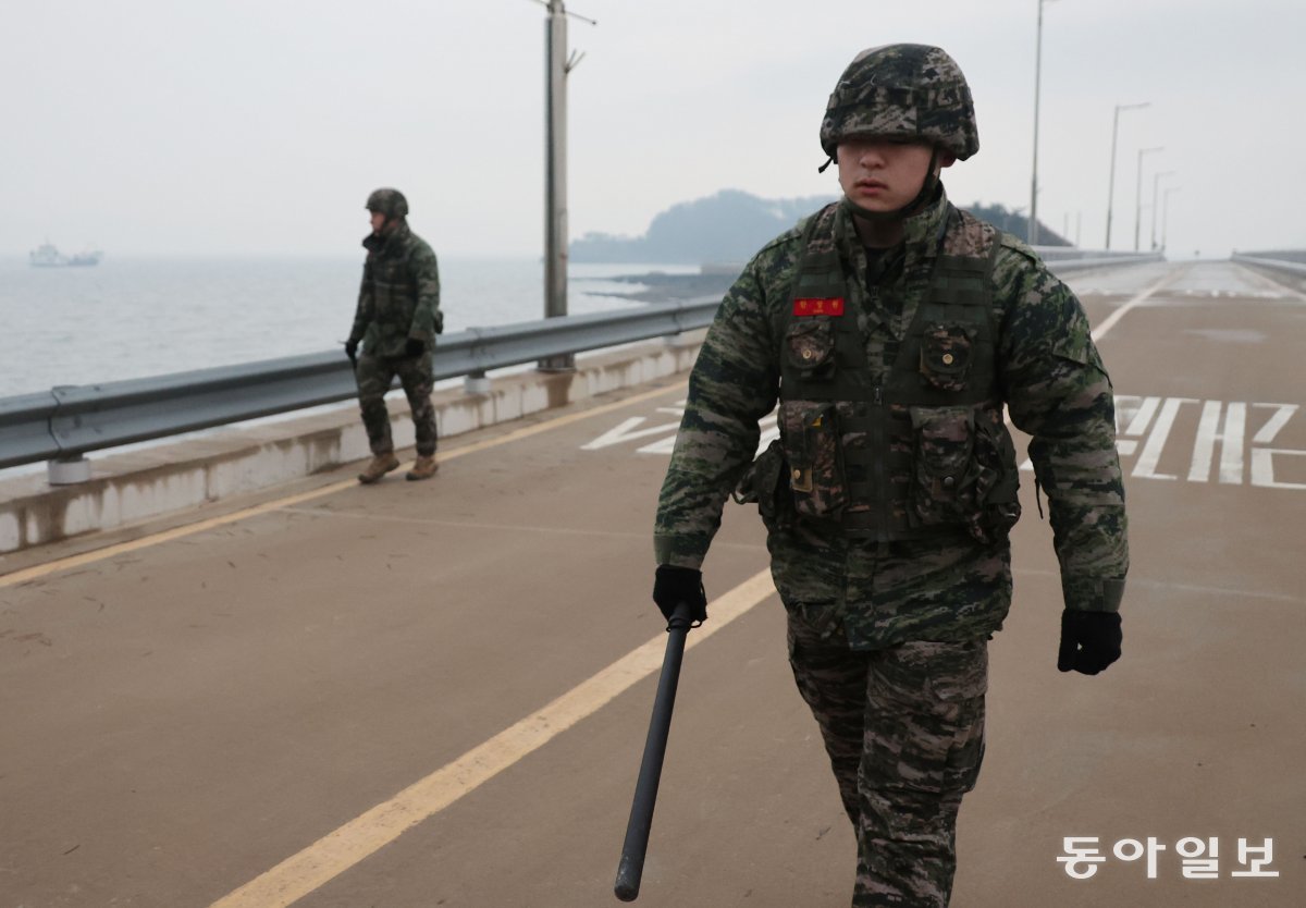 On the morning of January 9, Marines patrol the coastal area with batons on Daeyeonpyeong Island, Ongjin-gun, Incheon.  Reporter Yang Hoe-seong yohan@donga.com