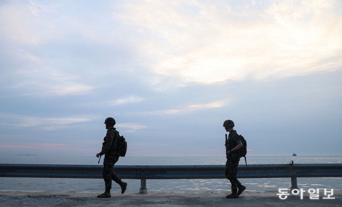 Marines carrying rifles are conducting coastal security operations on Daeyeonpyeong Island, Ongjin-gun, Incheon, in the early morning of the 6th.  Reporter Song Eun-seok silverstone@donga.com