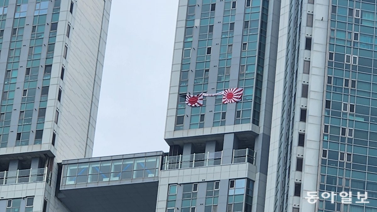 현충일인 6일 부산 수영구 남천동의 한 아파트 창문에 대형 욱일기 2개가 걸려있다. 부산=김화영 기자run@donga.com