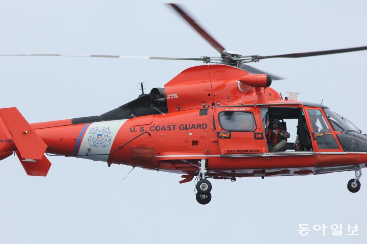 한미일 합동 수색구조 훈련에 참가한 미국 해안경비대 헬리콥터. 마이즈루=이상훈 특파원 sanghun@donga.com