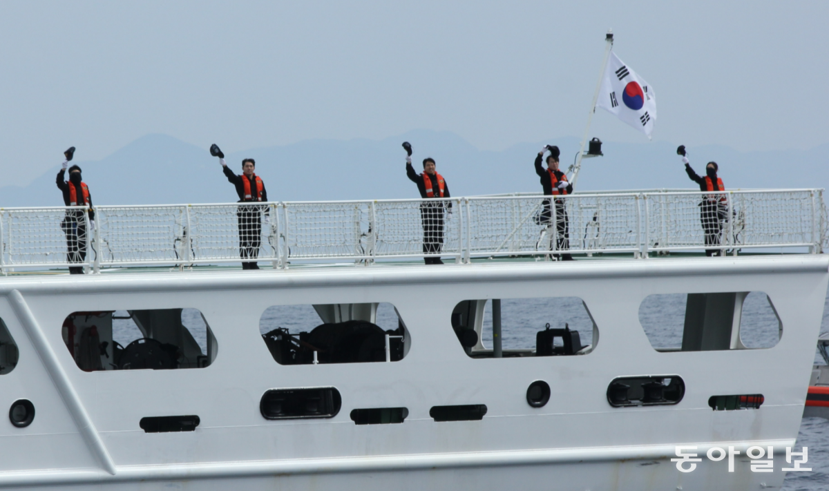 훈련을 마친 한국 해양경찰 대원들이 태극기를 내건 경비함 갑판에서 모자를 벗은 채 손을 흔들고 있다. 마이즈루=이상훈 특파원 sanghun@donga.com