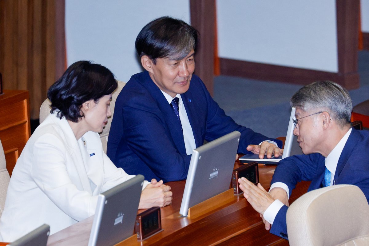 22대 국회 첫 본회의가 열린 5일 오후 서울 여의도 국회 본회의장에서 조국 조국혁신당 대표가 민형배 더불어민주당 의원과 대화하고 있다. 2024.6.5. 뉴스1