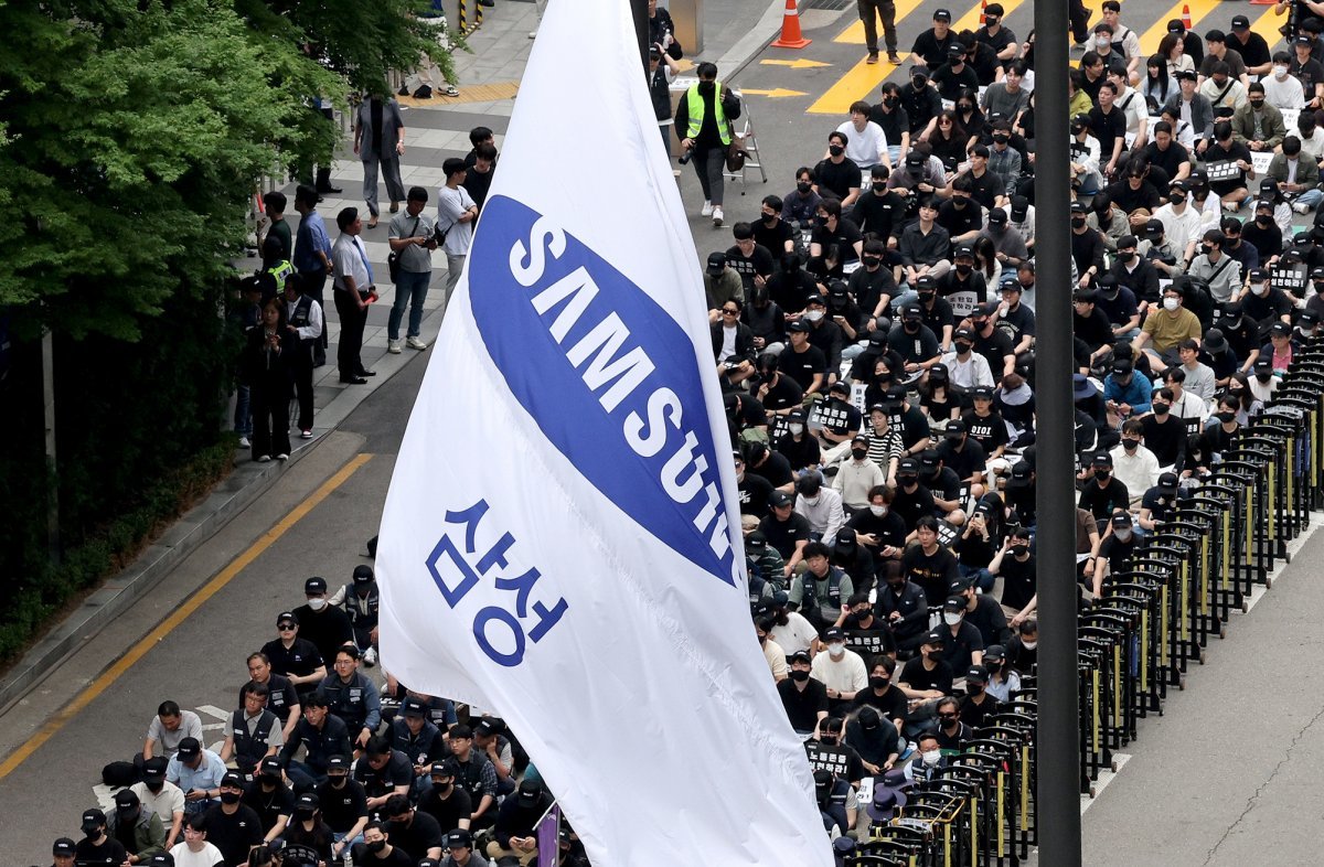 전국삼성전자노조 조합원들이 24일 오후 서울 서초구 삼성전자 서초사옥 앞에서 문화행사를 갖고 임금 협상 및 올해 임금 인상안 재논의 등을 요구하고 있다. 2024.5.24/뉴스1