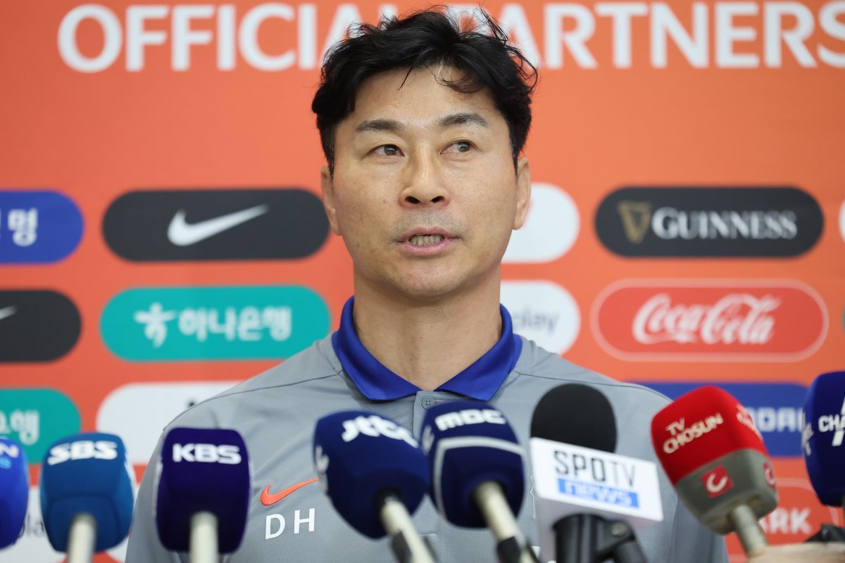 김도훈 대한민국 축구 국가대표팀 임시감독이 7일 오전 인천국제공항 제2터미널을 통해 귀국하며 취재진 질문에 답하고 있다. 대표팀은 지난 6일(한국시간) 싱가포르 내셔널 스타디움에서 열린 싱가포르와의 2026 북중미 월드컵 아시아 2차 예선 C조 5차전에서 7-0 승리를 거뒀다. 2024.6.7/뉴스1