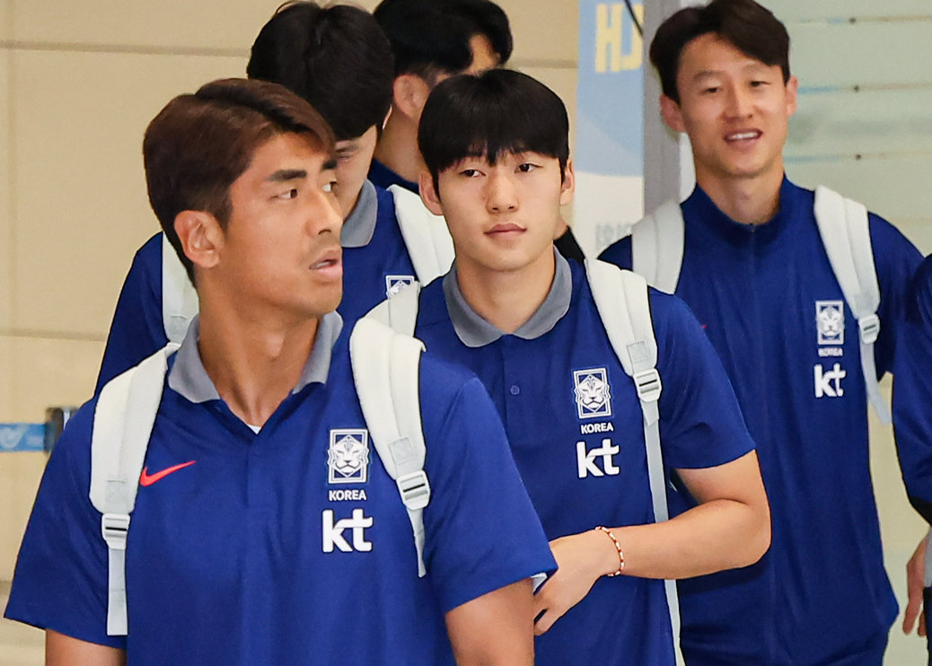 대한민국 축구 국가대표팀 배준호가 7일 오전 인천국제공항 제2터미널을 통해 귀국하고 있다. 대표팀은 지난 6일(한국시간) 싱가포르 내셔널 스타디움에서 열린 싱가포르와의 2026 북중미 월드컵 아시아 2차 예선 C조 5차전에서 7-0 승리를 거뒀다. 2024.6.7/뉴스1