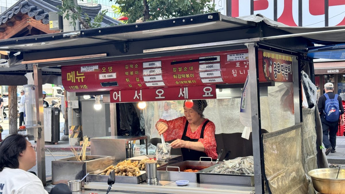 송해길 입구에서 분식 포장마차를 운영하는 정양임 씨(71)도 20년 가까이 영업을 하면서 잔술을 판매하고 있다. 윤우열 동아닷컴 기자 cloudancer@donga.com