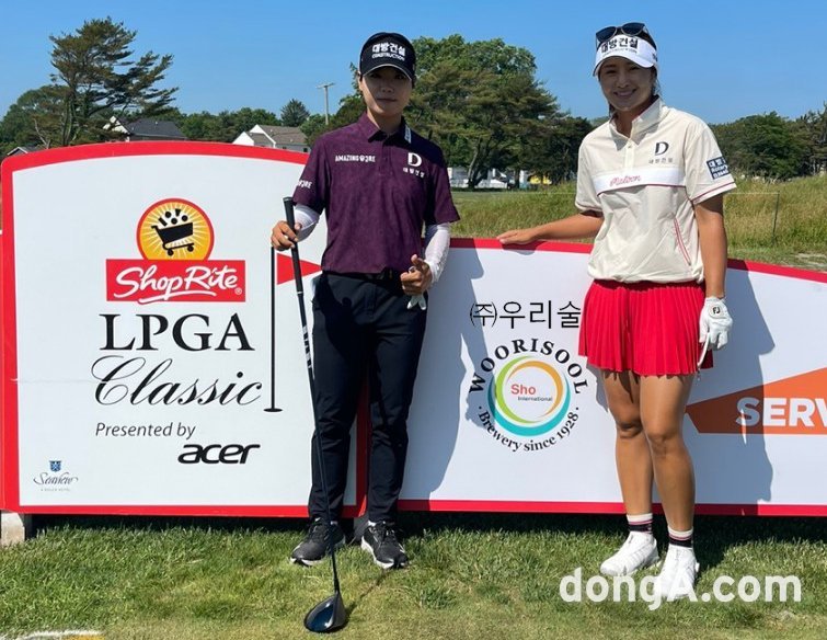 이번 LPGA 대회에 참가하는 이소미 프로(왼쪽)와 이정은 프로가 ㈜우리술 광고판 앞에서 기념사진을 촬영하고 있다.