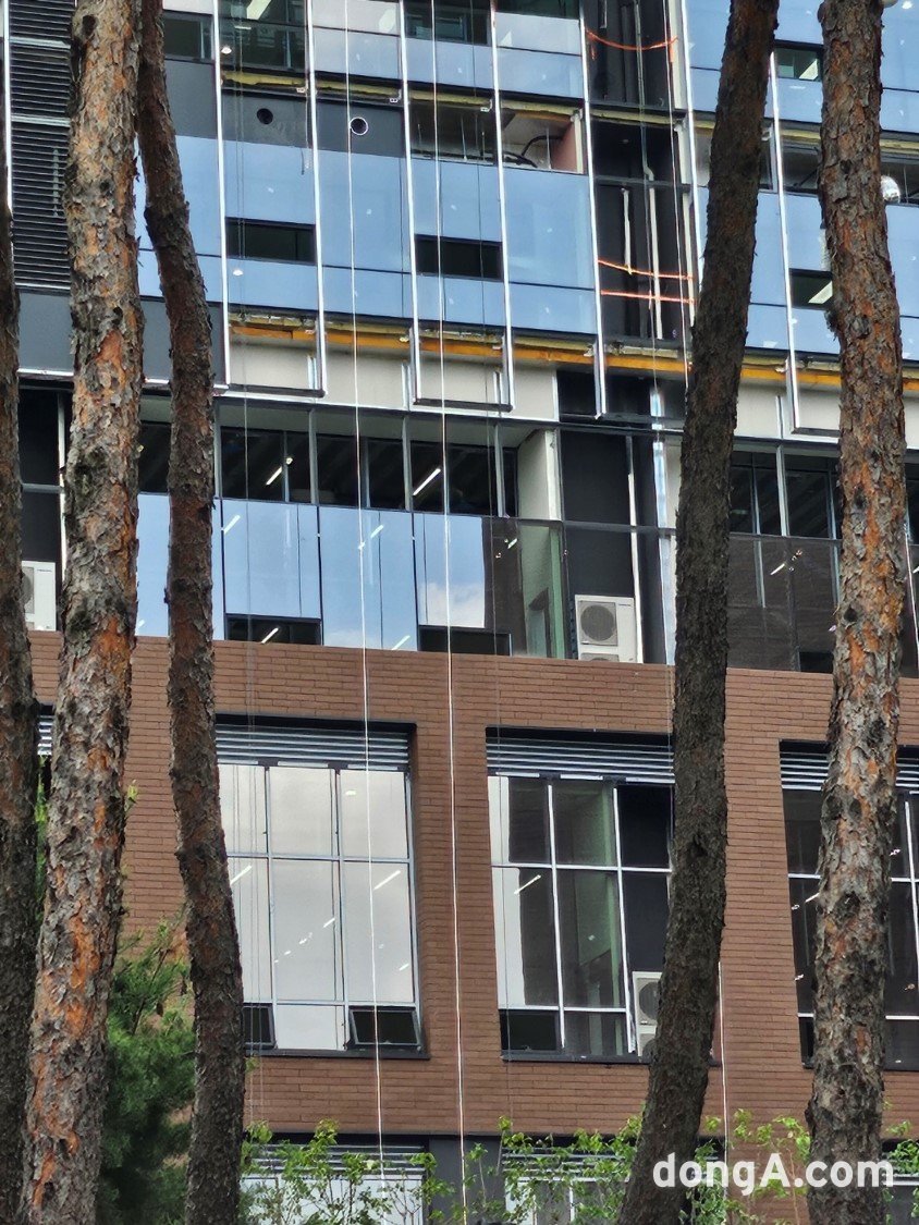 The construction of glass walls in some buildings of Uiwang Smart City Quantum, for which an application for use approval was submitted on the 8th of last month, is missing.  Provided by Uiwang City Council.