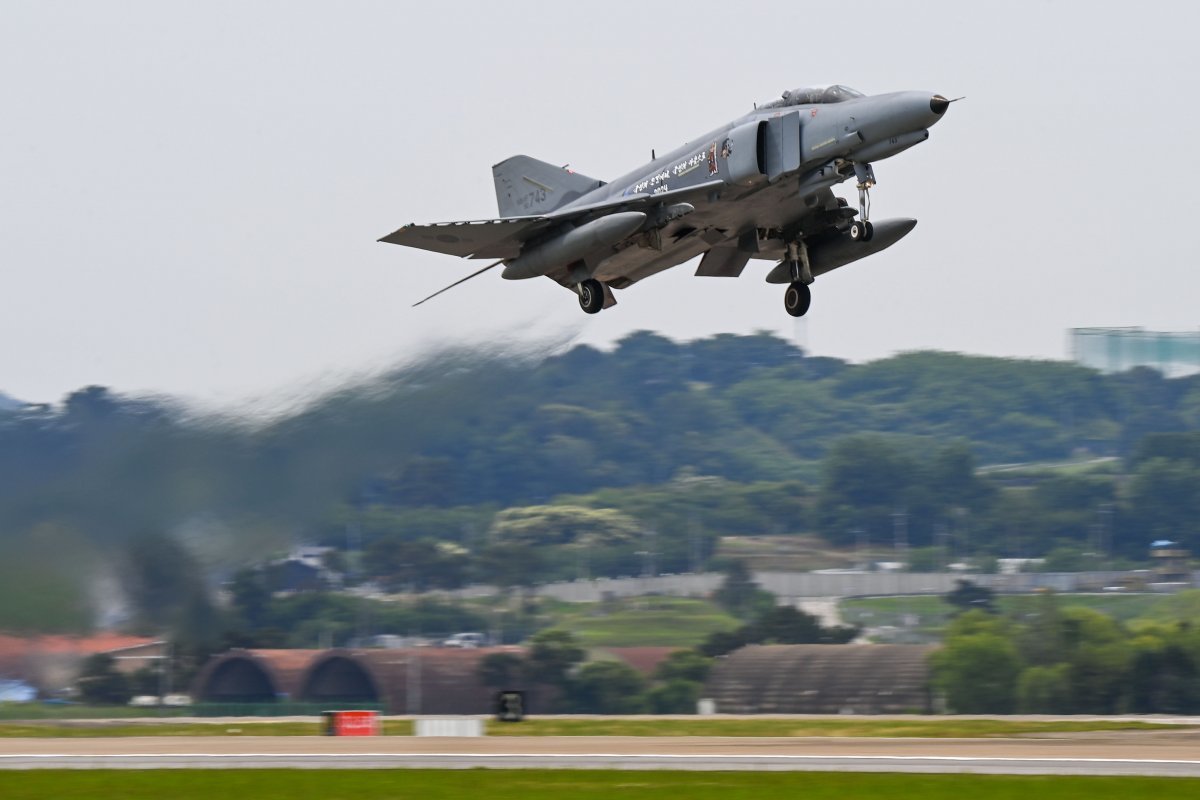 공군의 F-4E 팬텀 전투기가 7일 공군 수원기지에서 거행된 퇴역식에서 신원식 국방부 장관의 출격명령을 받고 마지막 비행임무를 위해 힘차게 이륙하고 있다.(공군 제공) 2024.6.7/뉴스1