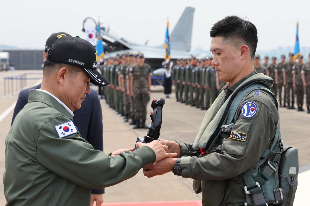 7일 경기도 수원시 공군10전투비행단에서 열린 F-4 팬텀(Phantom) 퇴역식에서 마지막 비행임무를 마친 F-4E 팬텀 전투기 조종사가 신원식 국방부 장관에게 임무종료 보고를 하며 조종간을 전달하고 있다. 2024.6.7/뉴스1 ⓒ News1 사진공동취재단