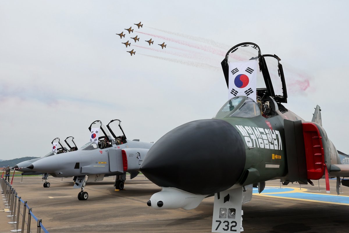 7일 경기도 수원시 공군10전투비행단에서 열린 F-4 팬텀(Phantom) 퇴역식에서 공군 특수비행팀 블랙이글스가 화려한 공중 기동을 펼치며 멋진 비행을 하고 있다. 2024.6.7/뉴스1 ⓒ News1 사진공동취재단