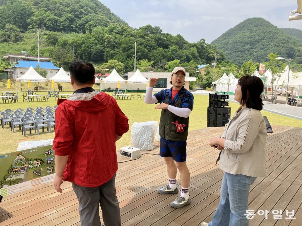 김한솔 대표(가운데)가 6월 1일 청년마을 패스티벌 현장을 방문한 행안부 관계자들에게 행사 준비 상황을 설명하고 있다. 보은=신석호 기자.