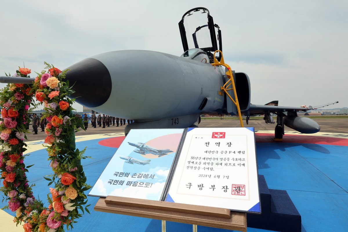 7일 경기 수원시 공군기지에서 열린 F-4 팬텀 퇴역식에서 마지막 비행 임무를 마친 F-4E 팬텀 전투기 앞에 화환과 명예전역장이 놓여 있다. 수원=사진공동취재단