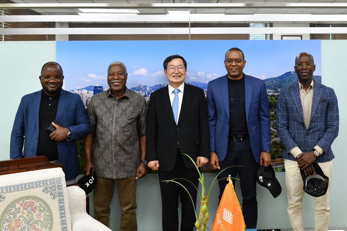 Baek Seung-joo, Chairman of the War Memorial of Korea, is taking a commemorative photo with Angolan Economic Coordinating Minister Jose de Lima Masanu (left of Baek Seung-joo of the War Memorial of Korea), Angolan Ambassador to Korea Edgar Gaspar Martins (right of the Baek Seung-joo of the War Memorial of Korea Association), and the Angola visiting delegation.  (Provided by the War Memorial Association)