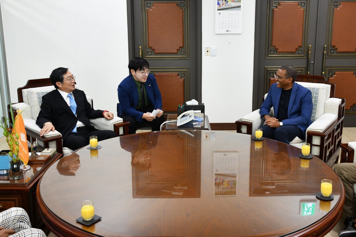 Baek Seung-joo, President of the War Memorial of Korea, is chatting with Angolan Economic Coordinator Jose de Lima Masano in the reception room of the War Memorial of Korea.  (Provided by the War Memorial Association)