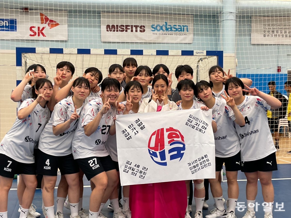 Ko Yoon-hee (fourth from the right in the front row) poses with members of the Korean national team that won the 17th Asian Women's Junior Handball Championships (under 19 years old) held in Hong Kong in July last year.  Mr. Ko went all the way to Hong Kong to cheer.  Provided by Go Yoon-hee.