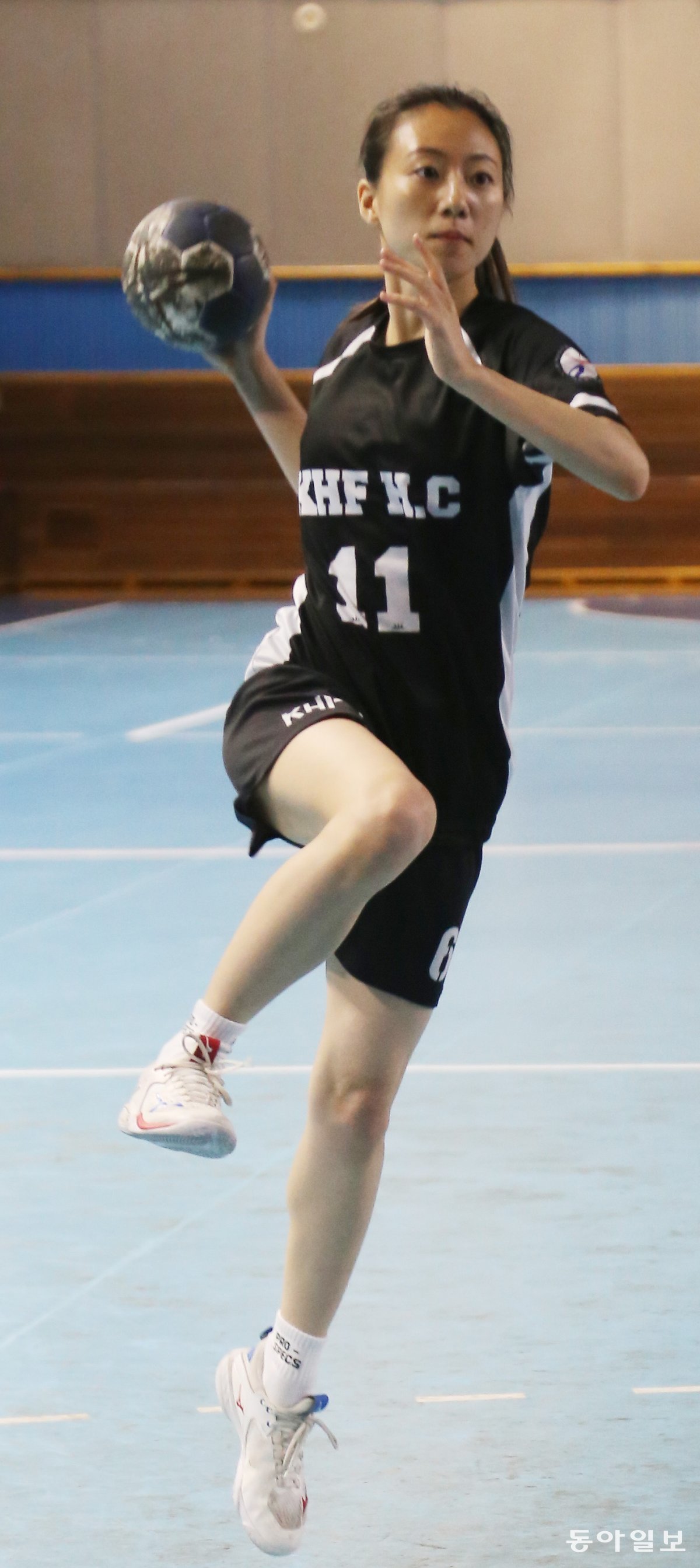 Actress Go Yoon-hee is making a jump shot at the SK Handball Stadium in Olympic Park, Songpa-gu, Seoul.  Reporter Yang Jong-gu yjongk@donga.com