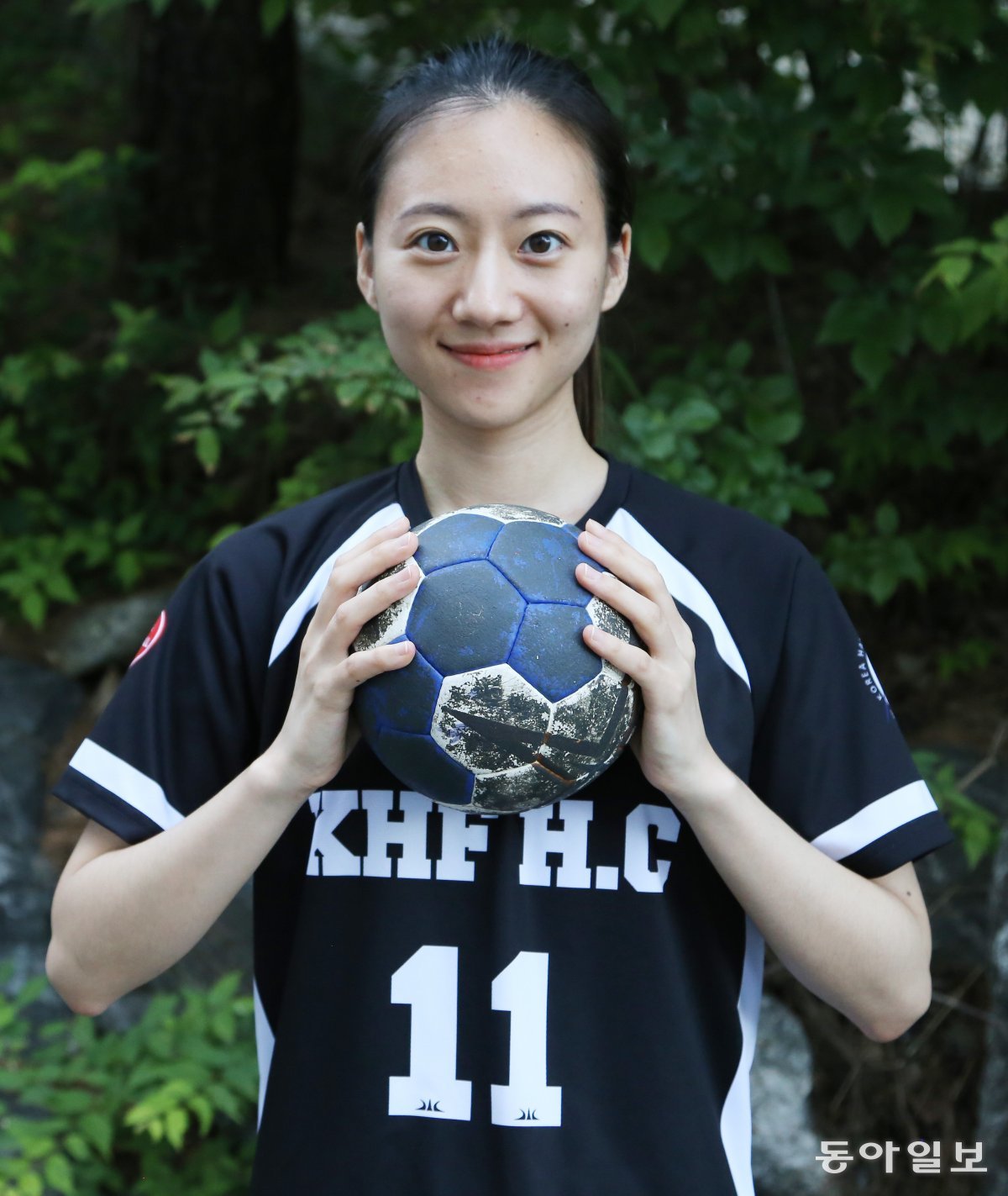 Actress Go Yoon-hee is smiling brightly while holding a ball in front of the SK Handball Stadium at Olympic Park in Songpa-gu, Seoul.  Reporter Yang Jong-gu yjongk@donga.com