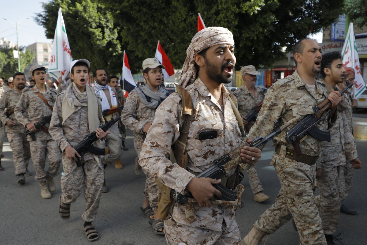 지난달 22일(현지 시간) 예멘 수도 사나에서 열린 무장단체 후티 행사에서 조직원들이 행진하고 있다. 사나=AP 뉴시스
