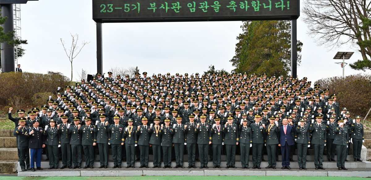 지난 3월 29일 전라북도 익산 육군부사관학교에서 열린 ‘23-5기 부사관 임관식’에서 임관자들이 기념촬영을 하고 있다. 이날 신임 부사관 320명(남군 199명·여군 121명)이 각각 민간과정, 장기복무과정, 현역과정을 거쳐 임관했다. (육군 제공) (사진은 기사 내용과 무관함)