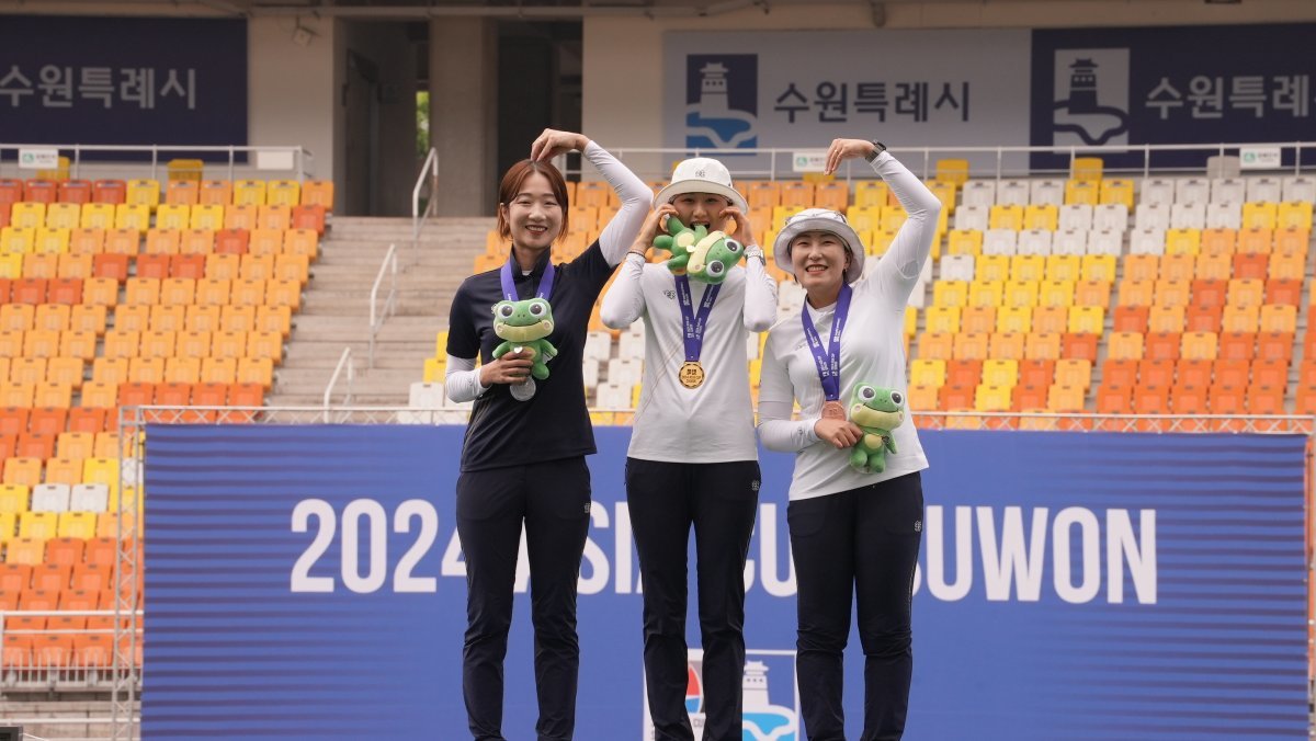 Choi Mi-sun, Oh Ye-jin, and Lim Hae-jin of the Korean archery recurve women's team (from left) (provided by the Korea Archery Association)