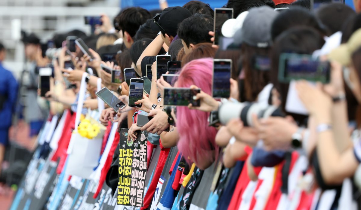 8일 오후 경기도 고양시 고양종합운동장 2026 FIFA 북중미 월드컵 2차예선 중국전 오픈트레이닝에서 팬들이 대표팀 선수들을 촬영하고 있다. 2024.6.8 뉴스1