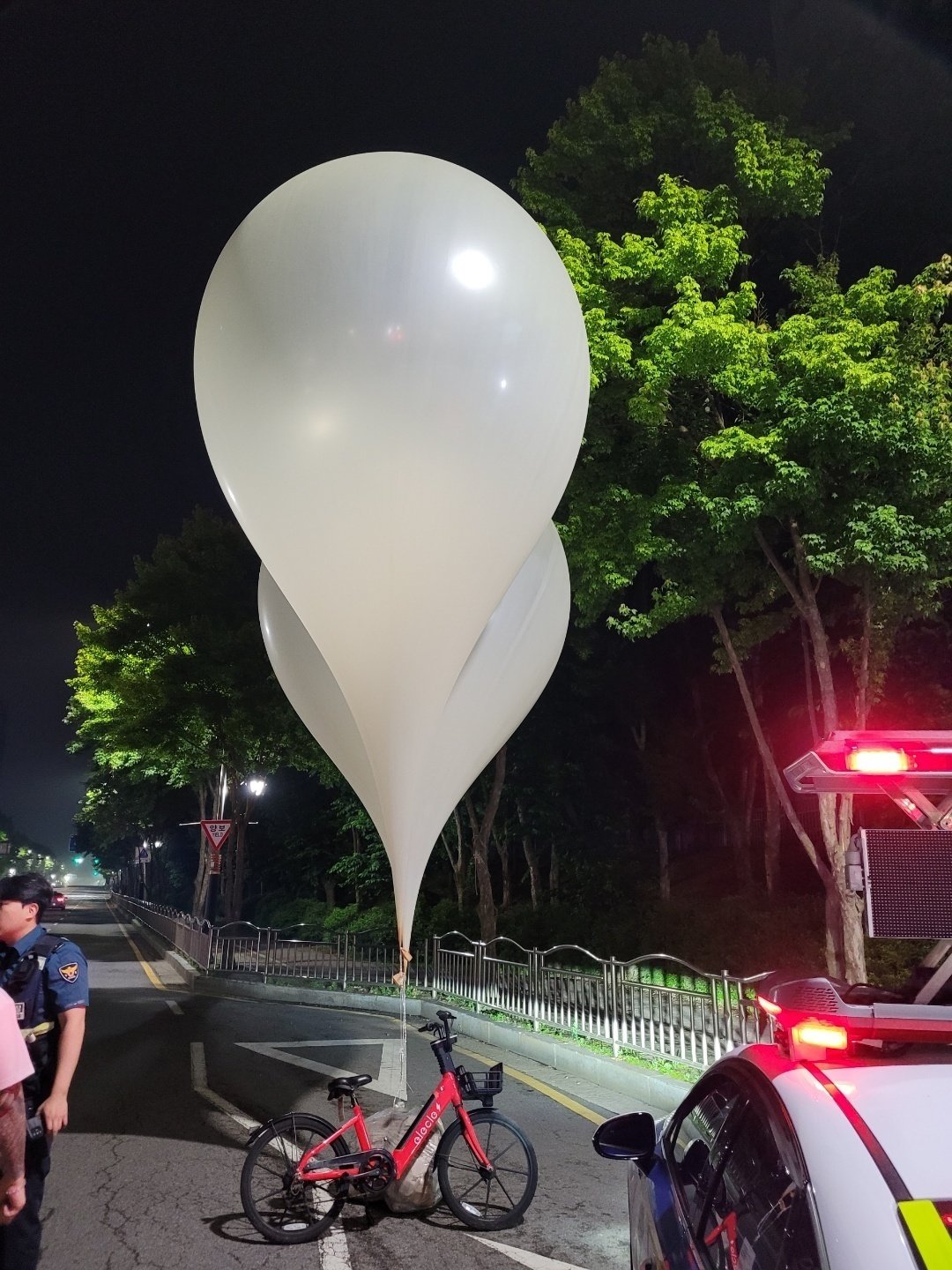 A North Korean waste balloon was discovered on a road in Geumchon-dong, Paju-si in the early morning of the 9th.  (provided by readers) News 1