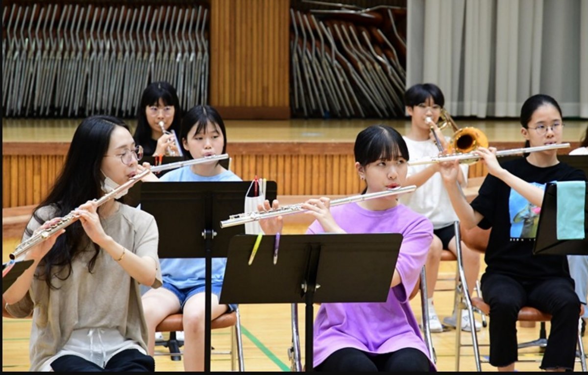 곡성군립청소년관현악단 단원들이 곡성문화체육관에서 모여 합동연주를 하고 있다.  단원들 매달 마지막주 토요일에 만나 연습을 한다. 곡성군미래교육재단 제공.