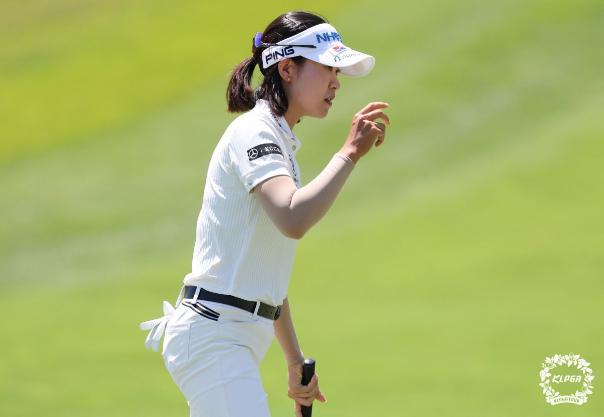 Minji Park is holed out with a par save in the 3rd hole of the KLPGA 2024 Celltrion Queens Masters Final Round held at Seolhaewon in Yangyang, Gangwon-do on the 9th.  (Provided by KLPGA) 2024.6.9/News 1