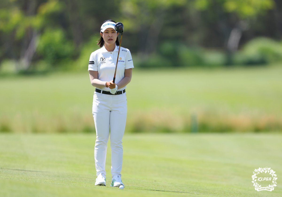 Minji Park is preparing her second shot at the 1st hole of the KLPGA 2024 Celltrion Queens Masters Final Round held at Seolhaewon in Yangyang, Gangwon-do on the 9th.  (Provided by KLPGA) 2024.6.9/News 1