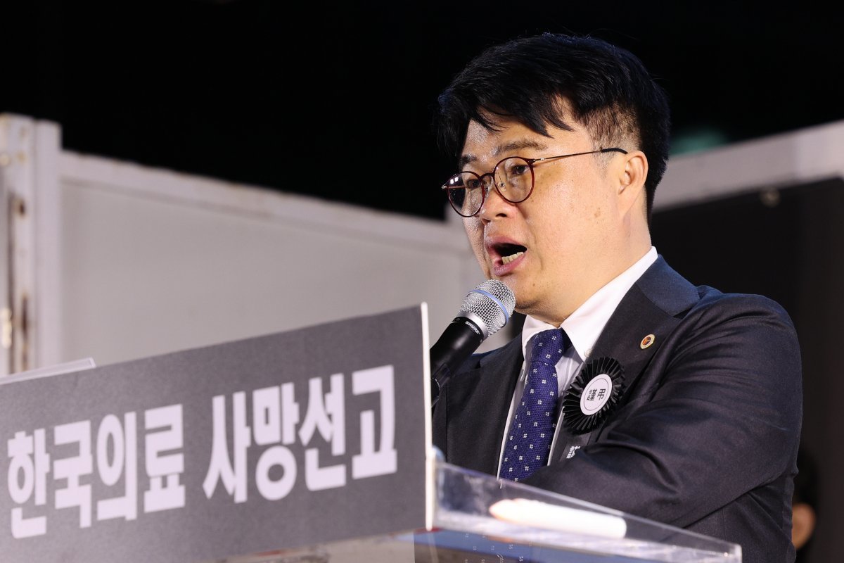 임현택 대한의사협회 회장이 30일 오후 서울 덕수궁 대한문 앞에서 열린 대한민국정부 한국 의료 사망선고 촛불집회에서 의대 증원 규탄 발언을 하고 있다. 2024.5.30/뉴스1