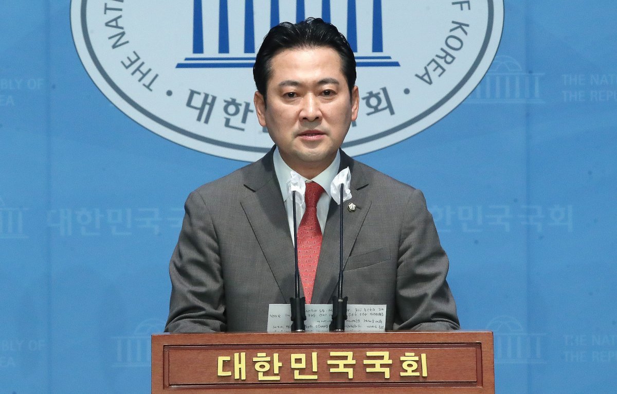 장동혁 국민의힘 원내대변인이 28일 서울 여의도 국회 소통관에서 민주당의 입법논의 동참을 요구하는 논평을 하고 있다. 2023.5.28. 뉴스1