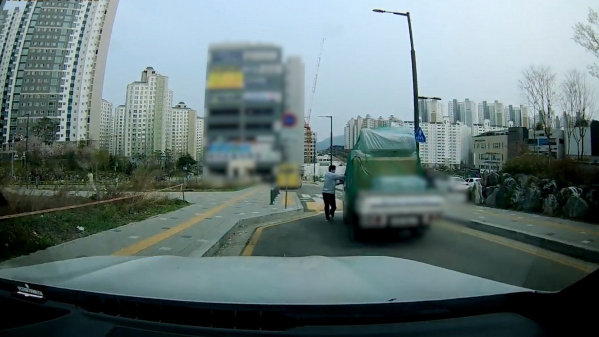 차를 막아서는 이희성 씨.(차량 운전석 쪽).(경기남부경찰청 제공)