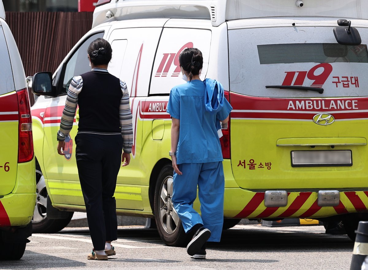 의정갈등이 이어지는 가운데 10일 서울 시내의 한 대학병원에서 의료진이 발걸음을 옮기고 있다. 2024.6.10.뉴스1