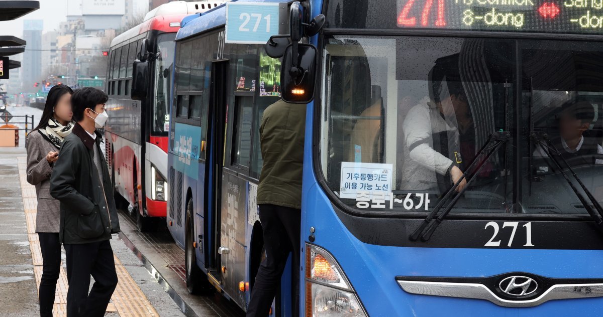 3월 28일 서울 광화문 네거리 버스 정류장에서 시민들이 버스에 탑승하고 있다. (사진은 기사 내용과 무관함) 뉴스1