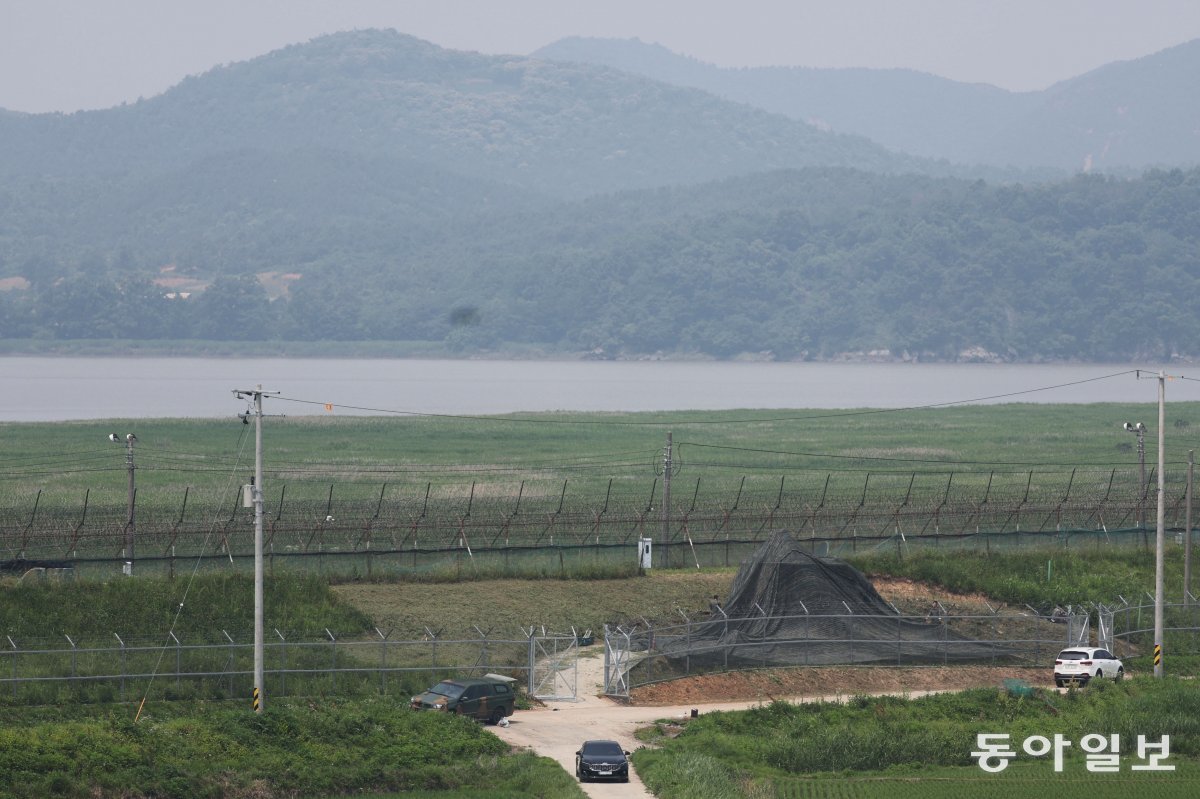 10일 오전 이동식 대북 화성기가 위장막으로 가려진 채 설치돼 있다. 파주=박형기 기자 oneshot@donga.com