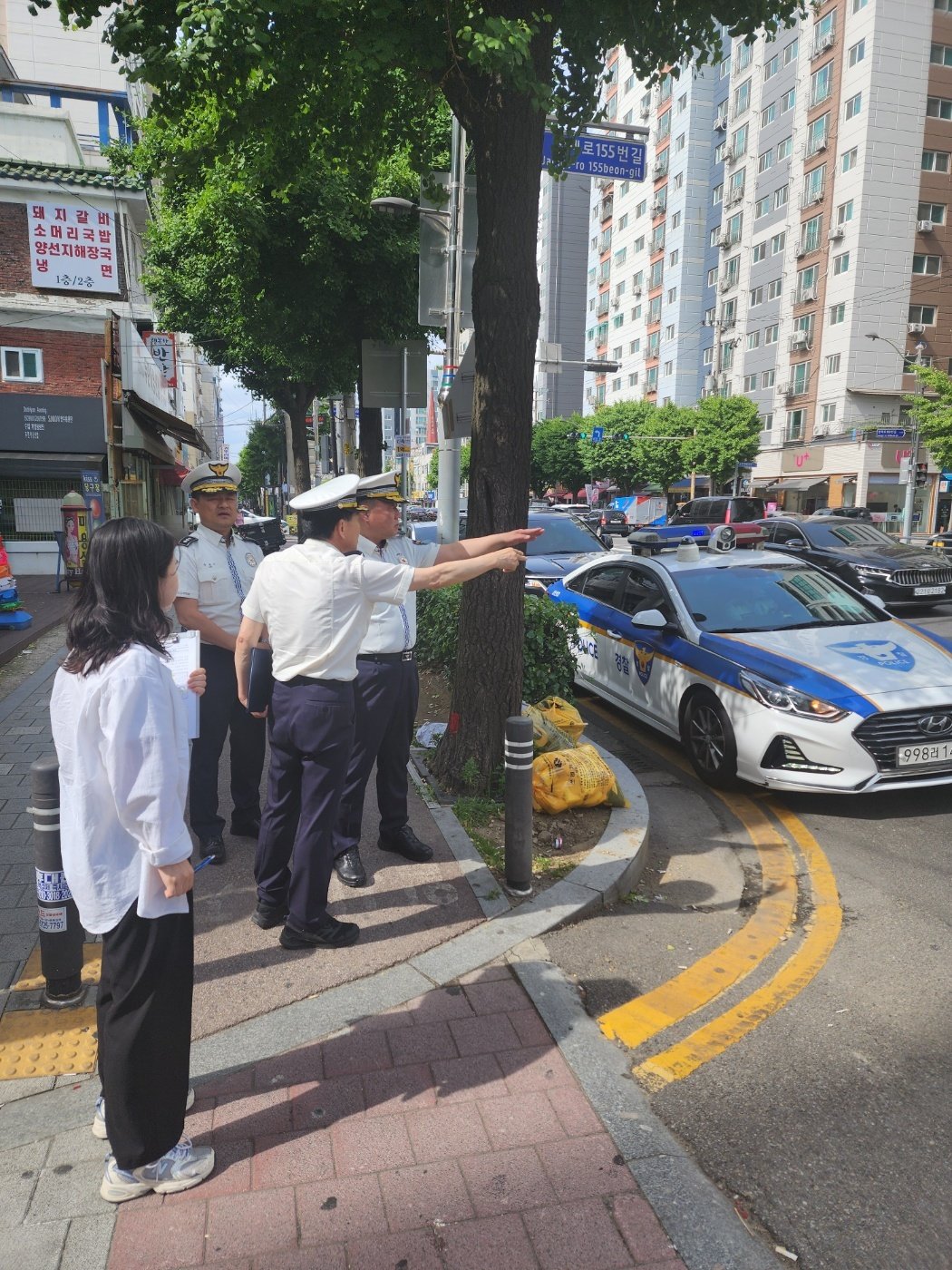 지난달 27일 인천 부평구의 한 도로에서 경찰이 도로 안전 시설물을 점검하고 있다. 인천경찰청 제공