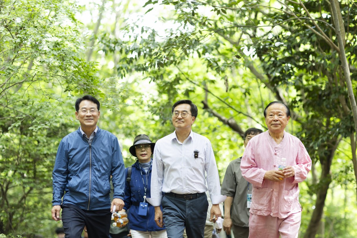 김동연 경기도지사가 10일 오전 전남 강진군  백련사에서 다산초당까지 이어지는 사색의 길을 청년과 문화예술인과 함께 걷고 있다. 경기도 제공