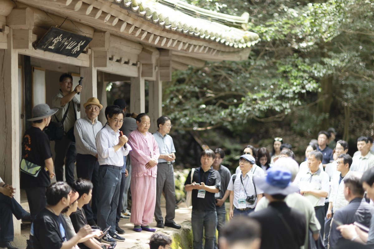 김동연 경기도지사가 10일 오전 전남 강진군 백련사에서 다산초당까지 이어지는 사색의 길을 청년과 문화예술인과 함께 걷기를 한 뒤 인사말을 하고 있다. 경기도 제공