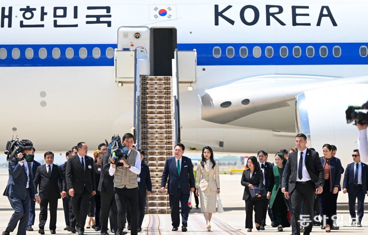 중앙아시아 3국을 국빈방문한 윤석열 대통령과 김건희 여사가 10일 오후(현지시간) 첫 방문지인 투르크메니스탄 아시가바트 국제공항에 도착해 공군1호기에서 내려 이동하고 있다. 아시가바트=최혁중 기자 sajinman@donga.com