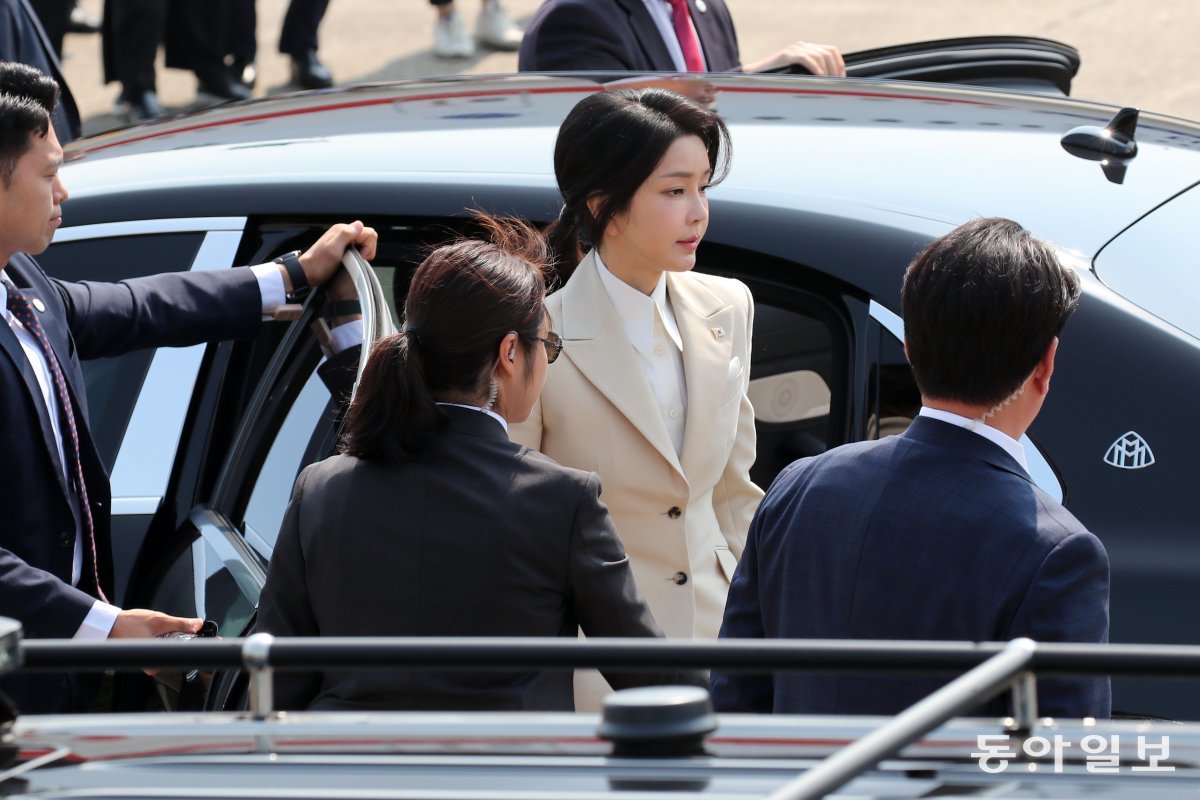 투르크메니스탄과 카자흐스탄, 우즈베키스탄 등 중앙아시아 3개국을 국빈 방문하는 윤석열 대통령과 부인 김건희 여사가 10일 오전 경기도 성남 서울공항에 도착하고 있다. 성남=최혁중 기자 sajinman@donga.com