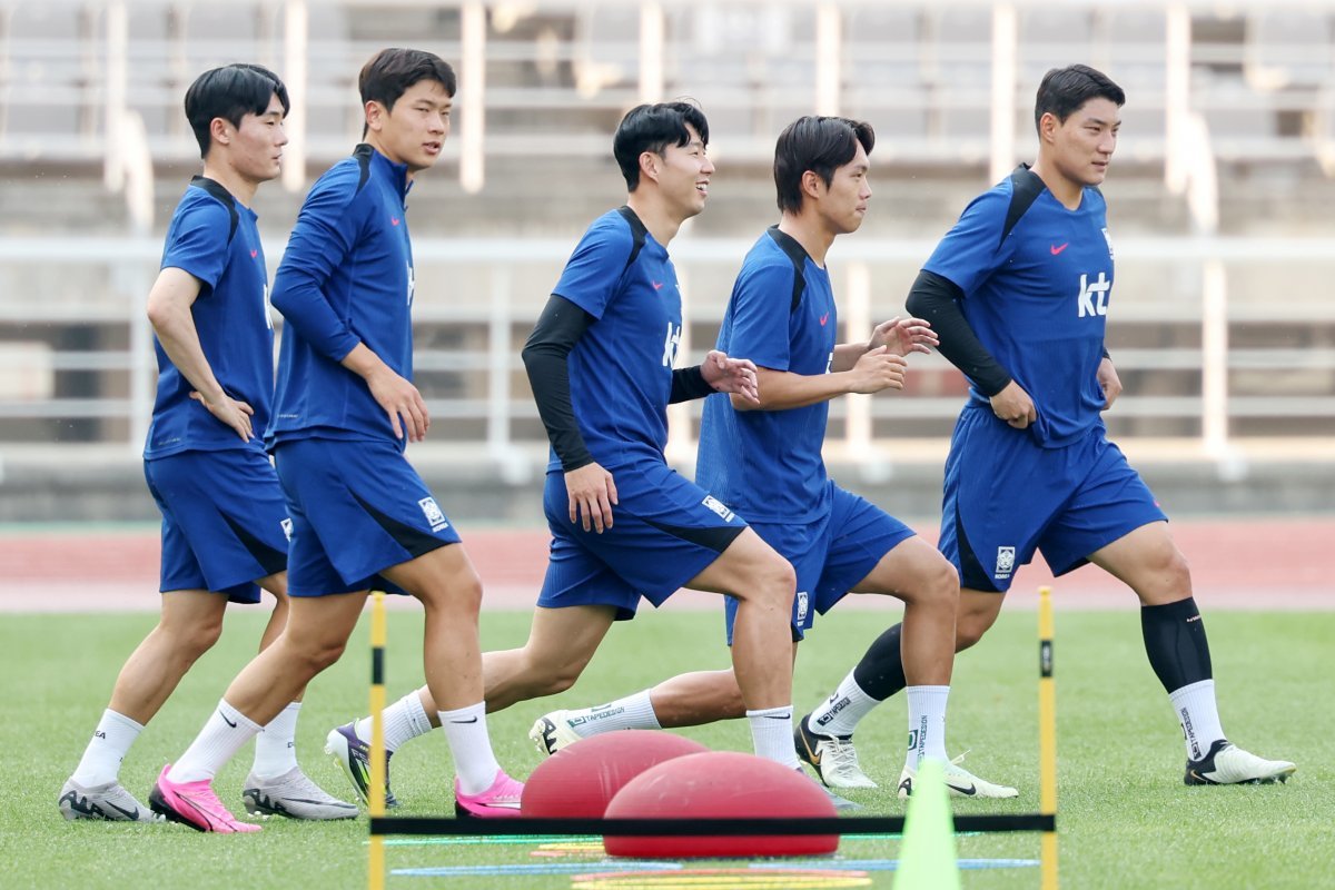 한국 축구대표팀 주장 손흥민(가운데)이 공격수 주민규(오른쪽), 엄원상(왼쪽) 등과 10일 고양 종합운동장에서 훈련하고 있다. 고양=뉴스1