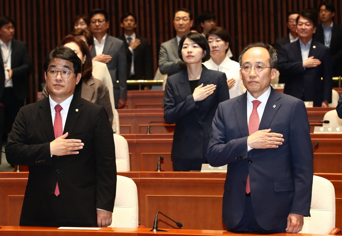 추경호 국민의힘 원내대표와 배준영 원내수석부대표가 10일 오후 서울 여의도 국회에서 열린 의원총회에서 국민의례를 하고 있다. 2024.6.10/뉴스1