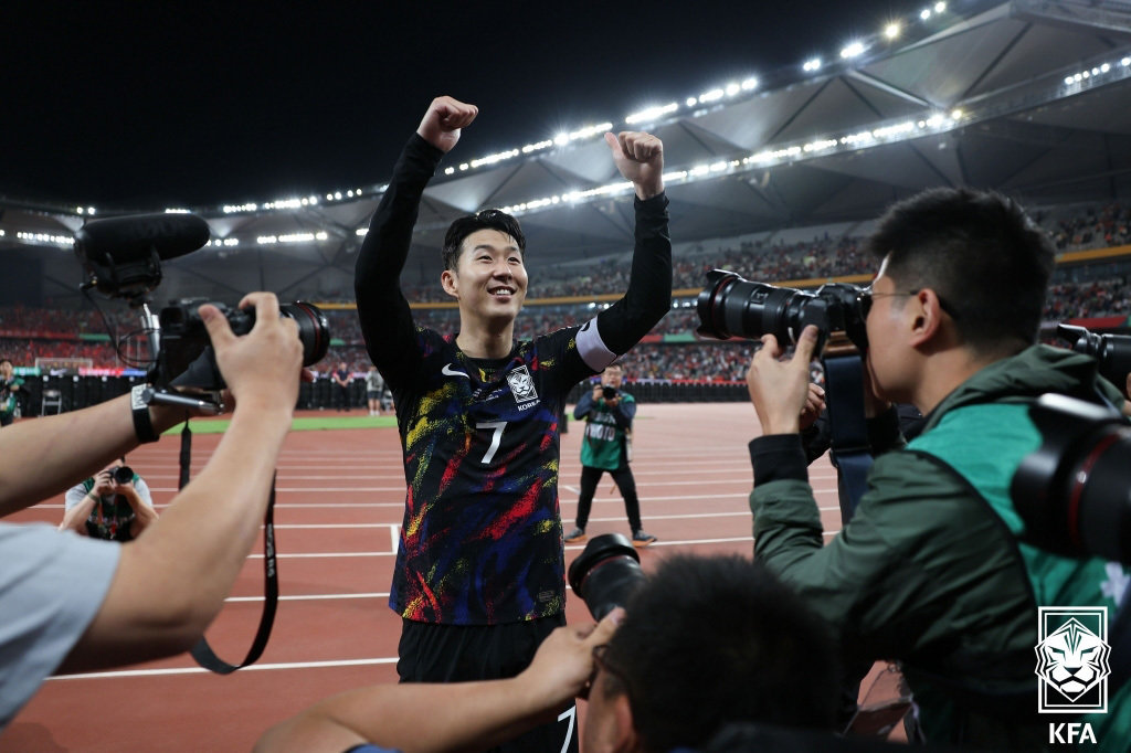 대한민국 축구대표팀 손흥민이 21일 중국 선전 유니버시아드 스포츠센터 경기장에서 열린 2026 FIFA 북중미 월드컵 아시아 지역 2차 예선 C조 조별리그 대한민국과 중국의 경기에서 3-0으로 승리한 후 환호하고 있다. 대한축구협회 제공