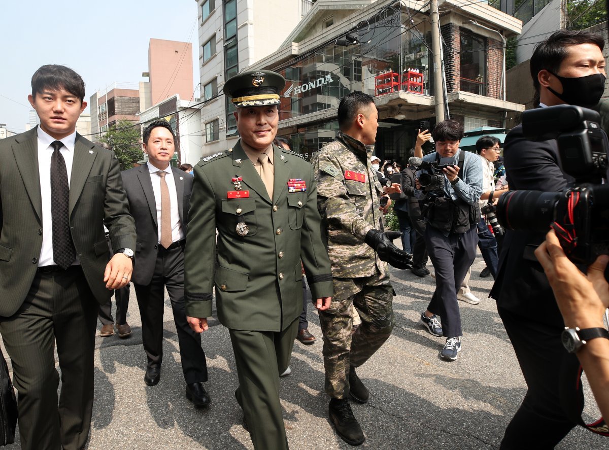 해병대 채모 상병 순직사건 수사 이첩 관련 항명 및 상관명예훼손 혐의로 기소된 박정훈 전 해병대 수사단장(대령)이 11일 오전 서울 용산구 중앙지역군사법원에서 열린 5차 공판에 출석하고 있다. 2024.6.11/뉴스1