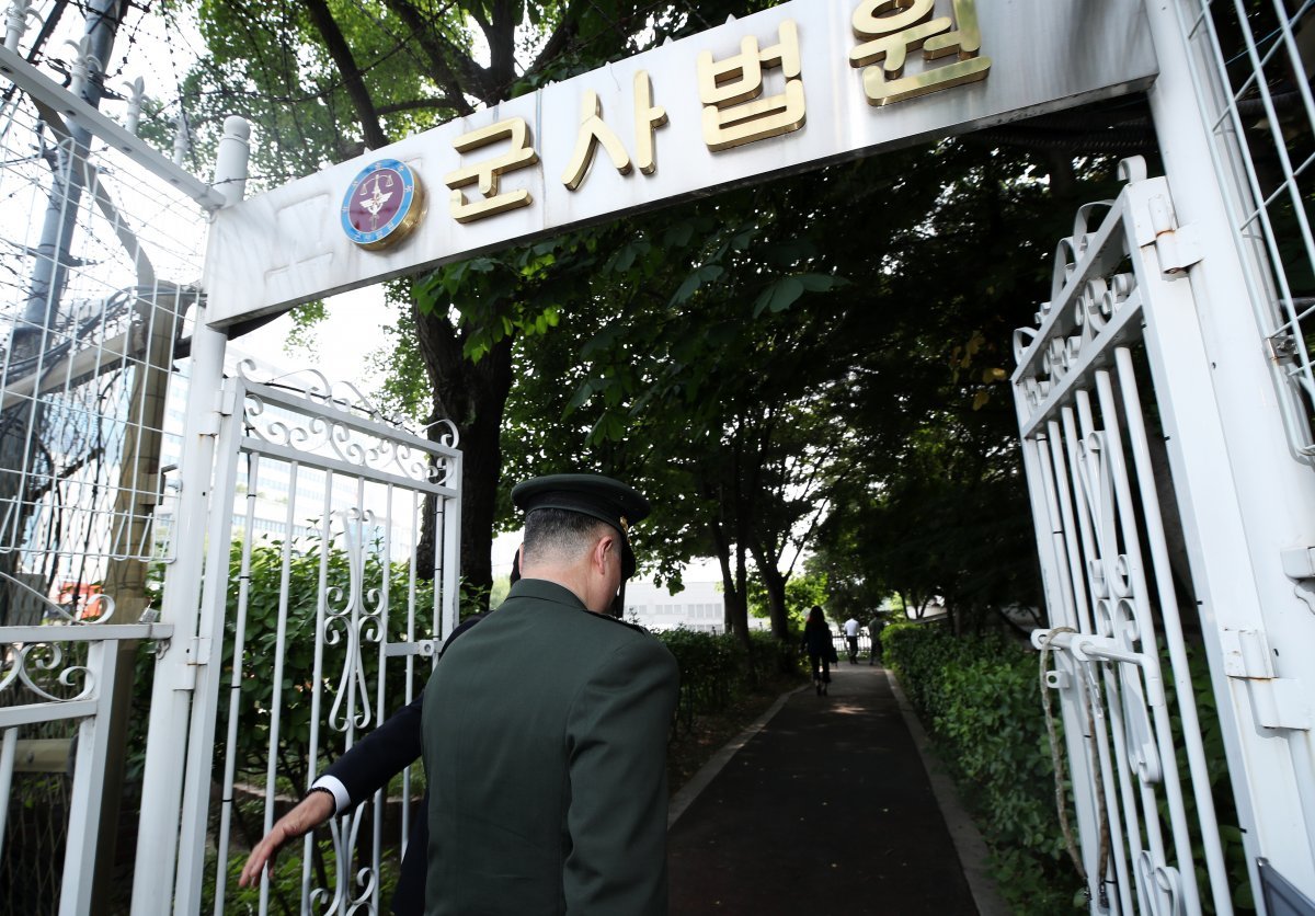 해병대 채모 상병 순직사건 수사 이첩 관련 항명 및 상관명예훼손 혐의로 기소된 박정훈 전 해병대 수사단장(대령)이 11일 오전 서울 용산구 중앙지역군사법원에서 열린 5차 공판에 출석하고 있다. 2024.6.11/뉴스1