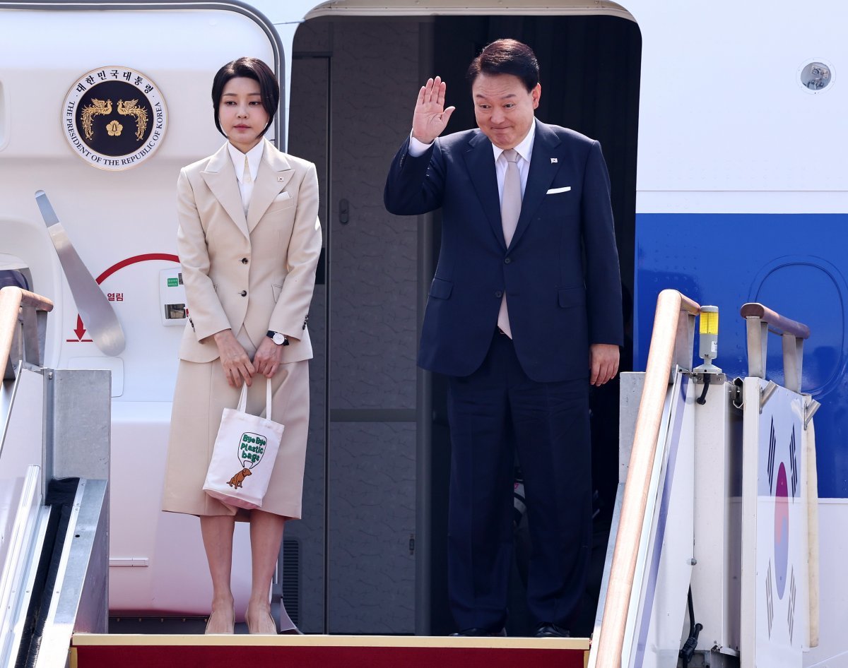 윤석열 대통령과 김건희 여사가 10일 오전 경기 성남시 서울공항에서 중앙아시아 3개국 순방을 위해 공군 1호기에 탑승하며 인사하고 있다. 윤 대통령은 5박7일 일정으로 투르크메니스탄과 카자흐스탄, 우즈베키스탄을 국빈 방문해 에너지와 인프라, 핵심 광문 분야 등 협력을 논의할 계획이다. 2024.6.10/뉴스1